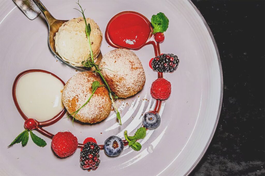 Foodfotografie die Appetit macht - Professionelle Foodfotografie von Marillenknödeln mit Vanilleeis und Früchten